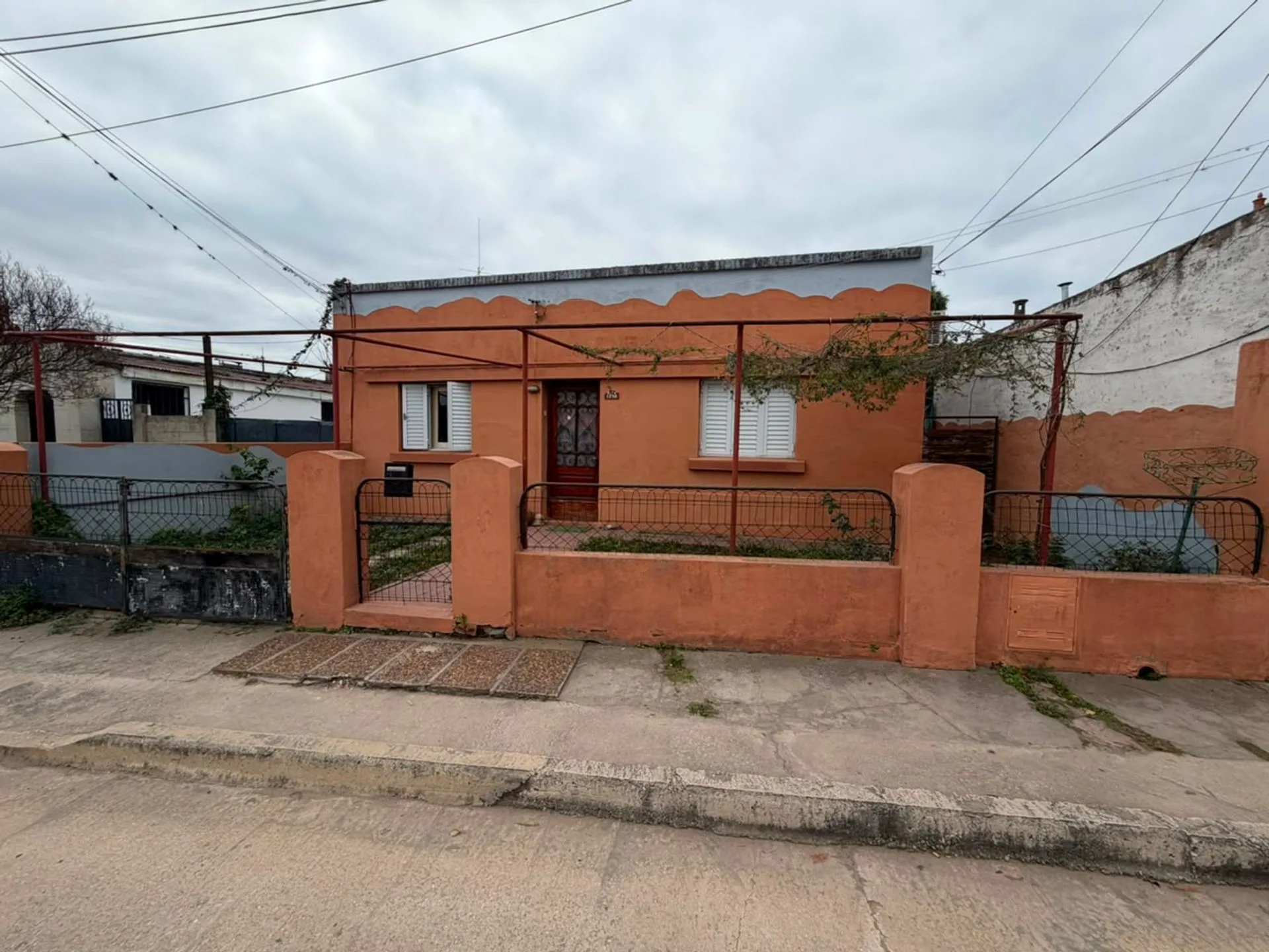 SE ALQUILA CASA CENTRICA EN CORONDA! foto 2