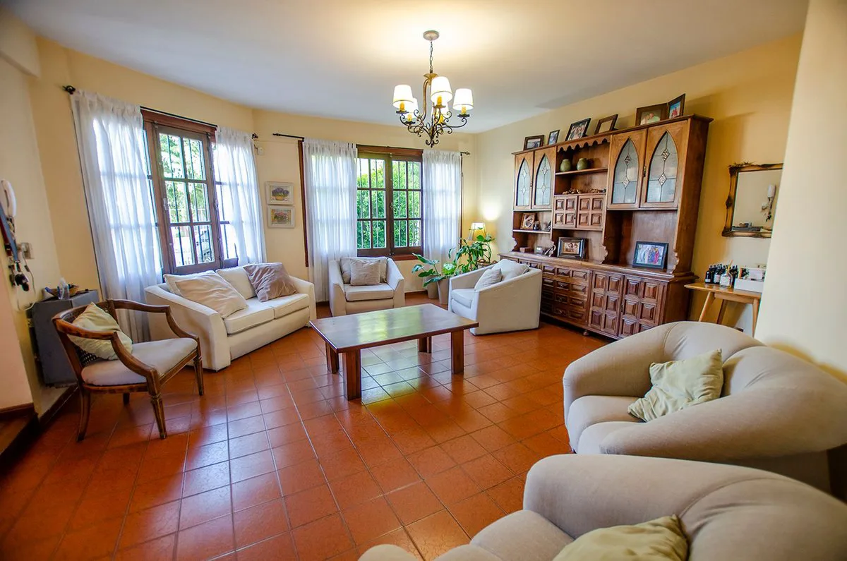 CASA EN VENTA MONTE GRANDE 5 AMBIENTES CON PISCINA foto 4