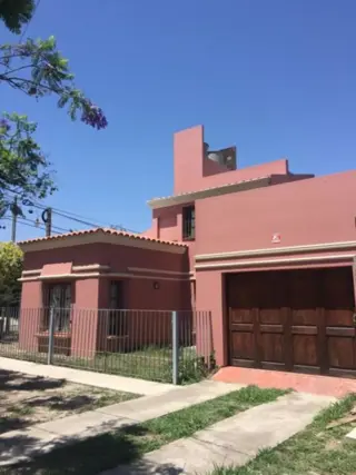 Venta de casa esquina en Gran Bourg - 3 dorm - amplio terreno. foto 1
