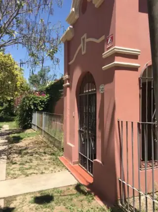 Venta de casa esquina en Gran Bourg - 3 dorm - amplio terreno. foto 2