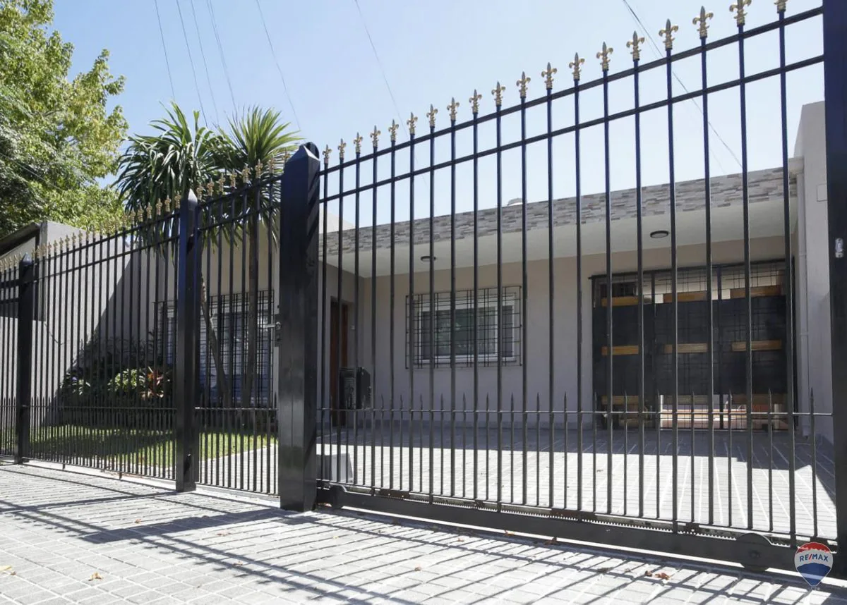 VENTA CASA CON PILETA EN ITUZAINGO foto 2