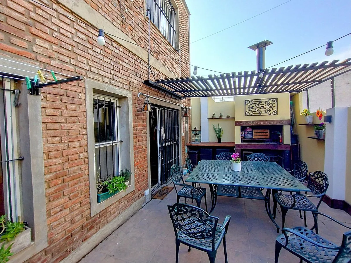 VENTA CASA 4 DORMITORIOS, COCHERA Y PATIO foto 2