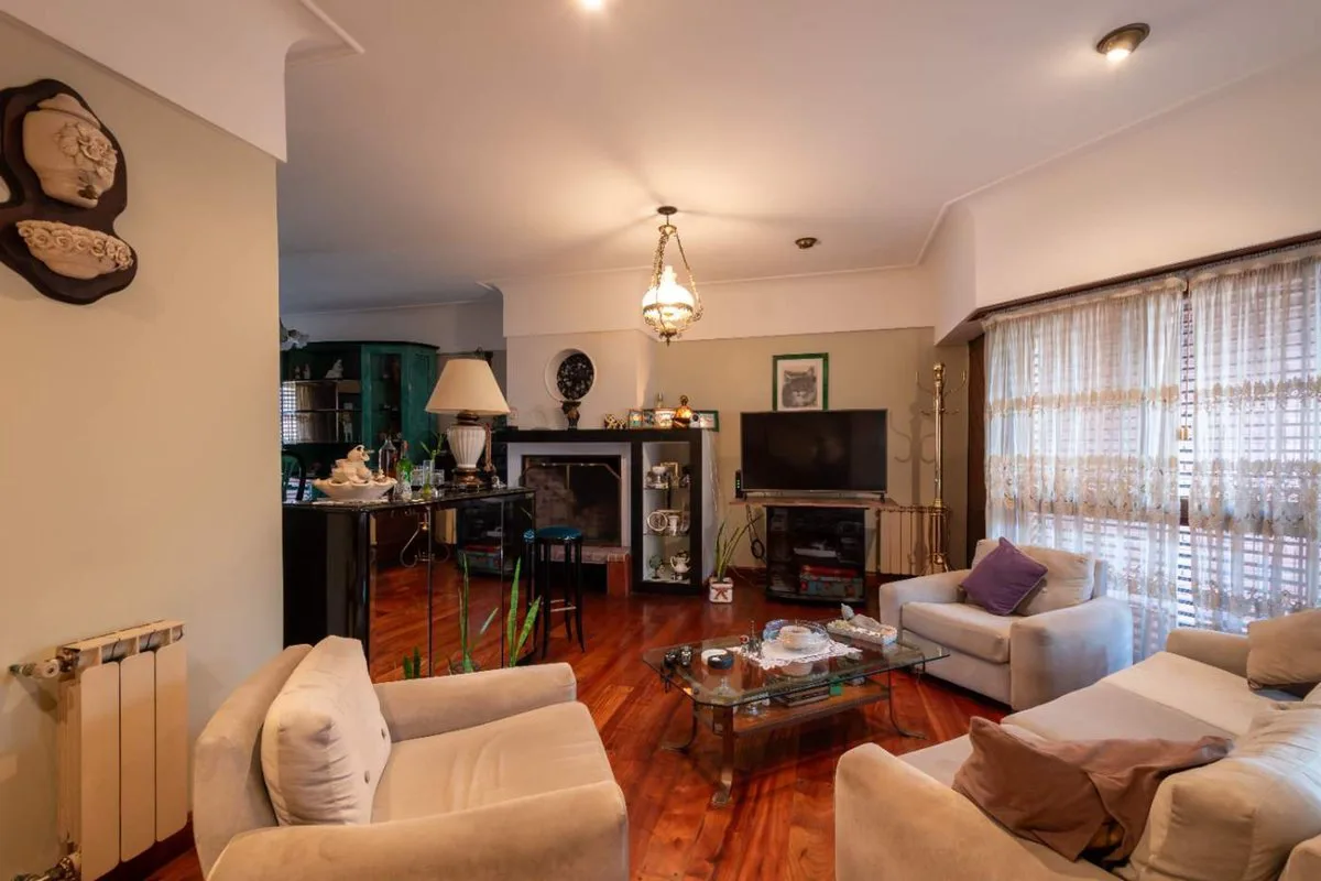 Casa 5 ambientes con patio y quincho Parque Luro foto 3