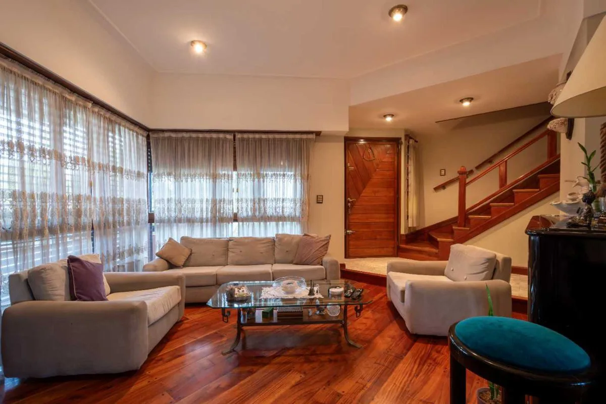 Casa 5 ambientes con patio y quincho Parque Luro foto 4
