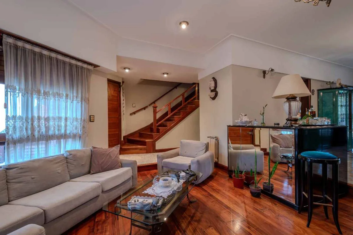 Casa 5 ambientes con patio y quincho Parque Luro foto 5