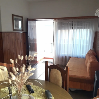 Departamento en alquiler para 4 personas con cochera cubierta a una cuadra del mar en Costa Azul foto 2