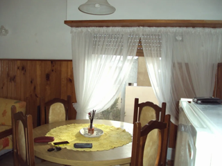 Departamento en alquiler para 4 personas con cochera cubierta a una cuadra del mar en Costa Azul foto 3