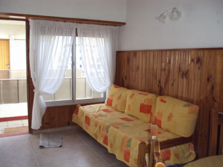 Departamento en alquiler para 4 personas con cochera cubierta a una cuadra del mar en Costa Azul foto 4