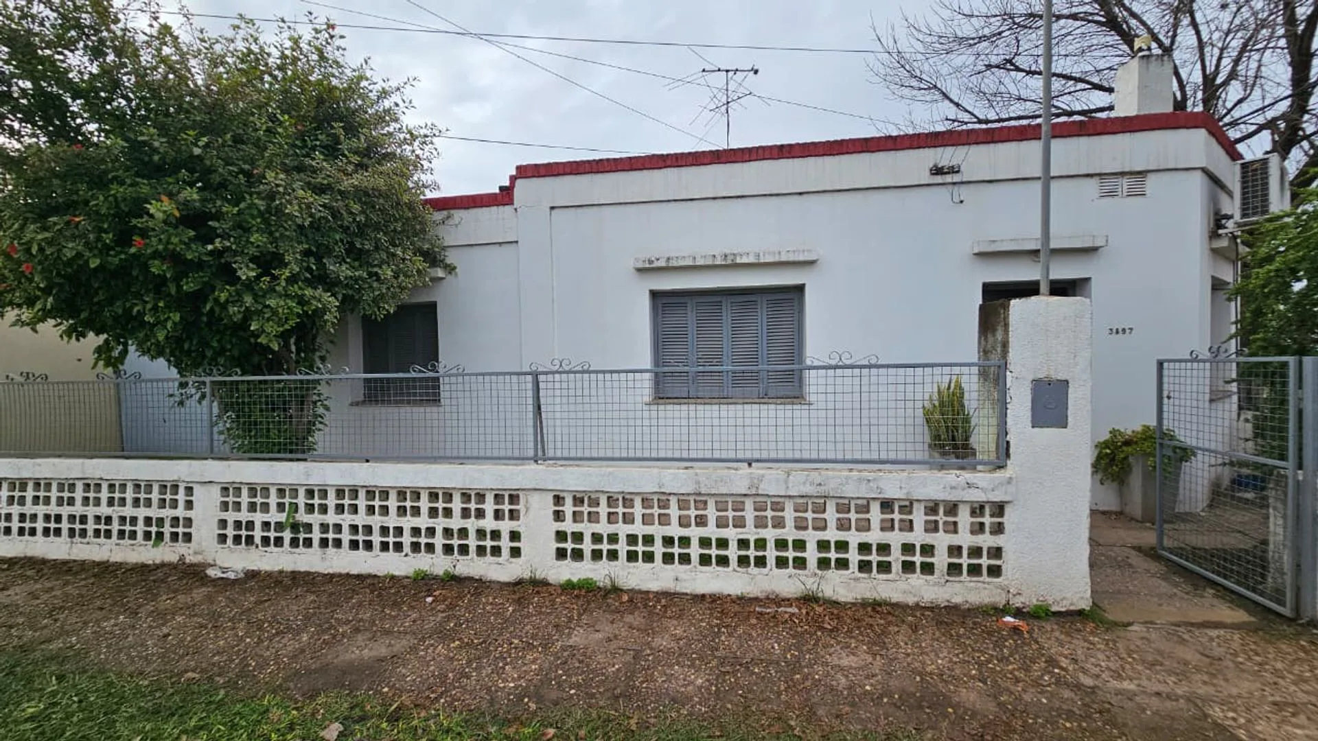 Venta - Casa de 2 dormitorios con buen terreno. foto 2