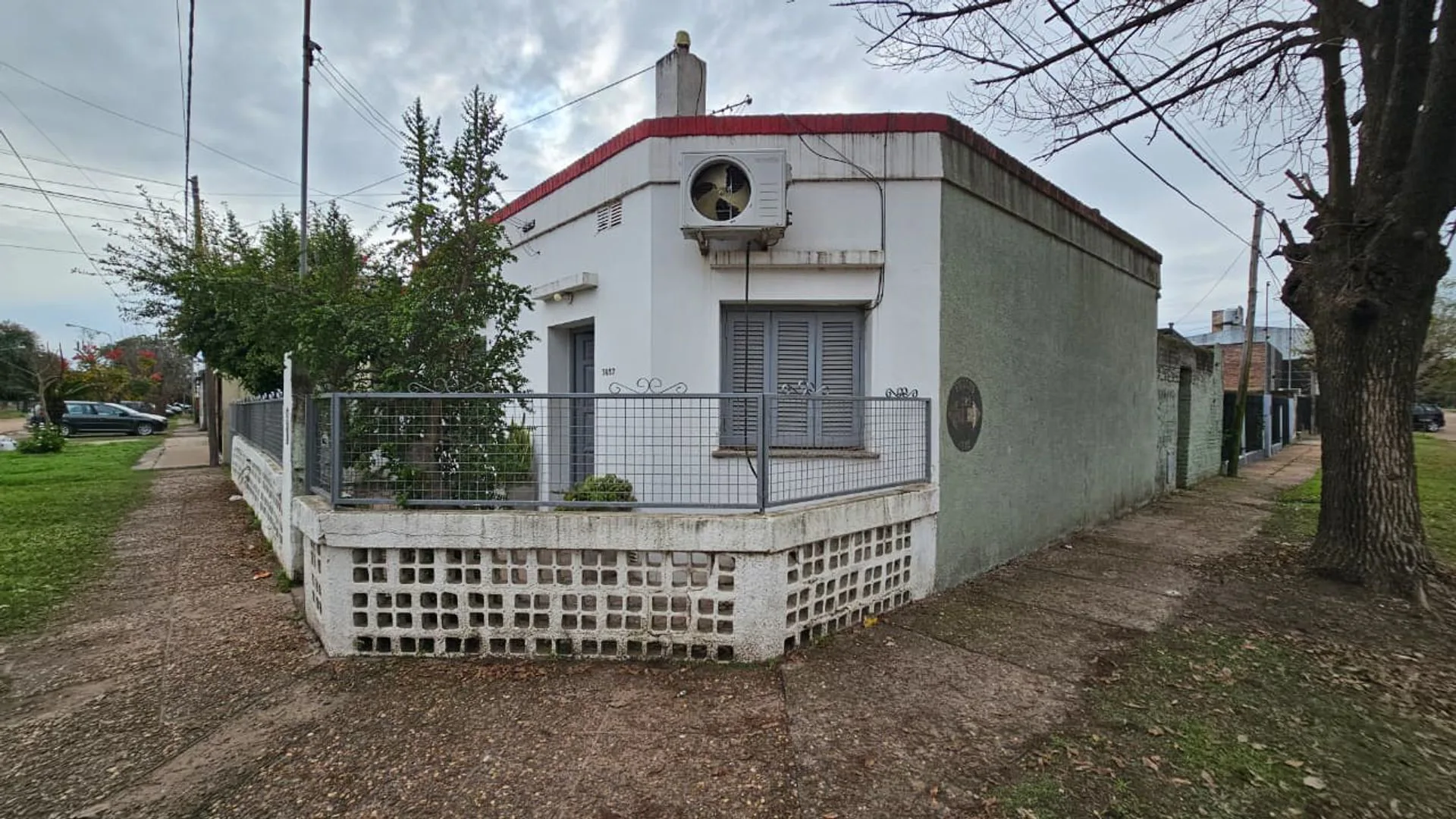 Venta - Casa de 2 dormitorios con buen terreno. foto 3