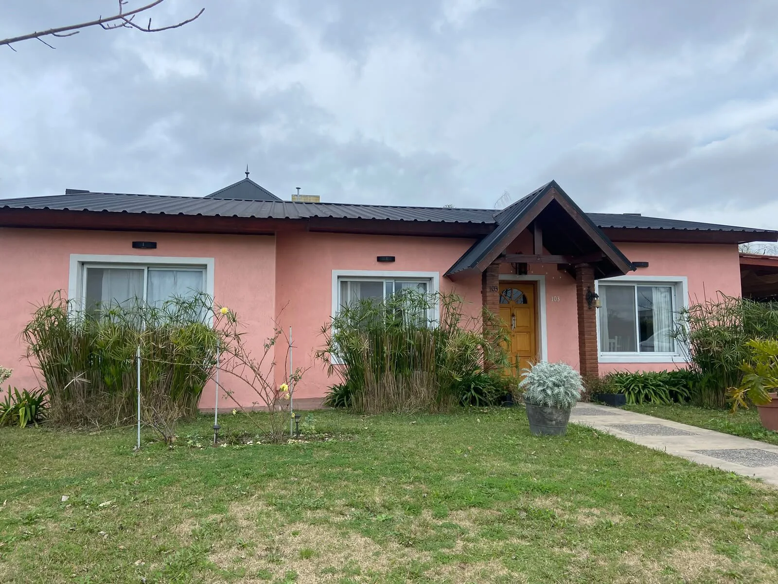 VENTA CASA 4AMB EN SAN ALFONSO ESTILO CABAÑA PILAR DEL ESTE foto 2