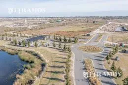 Terreno en Venta a Laguna Hermoso espejo de Agua Orientacion Este PG foto 4