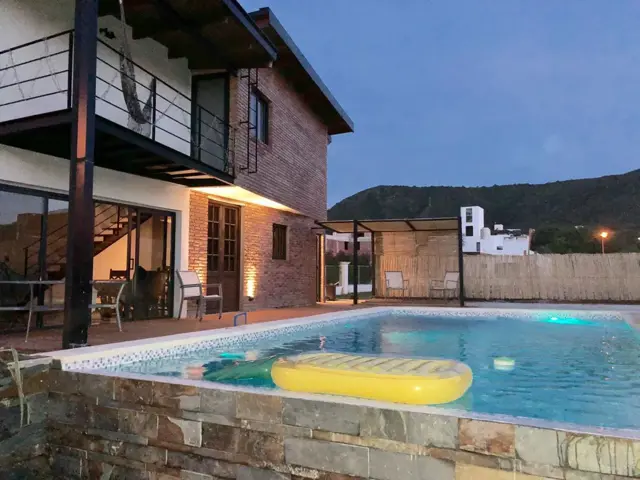 EXCLUSIVO CHALET TIPO LOFT EN BARRIO CERRADO. CON PISCINA. FRENTE AL RIO. SEGURIDAD 24 HORAS.