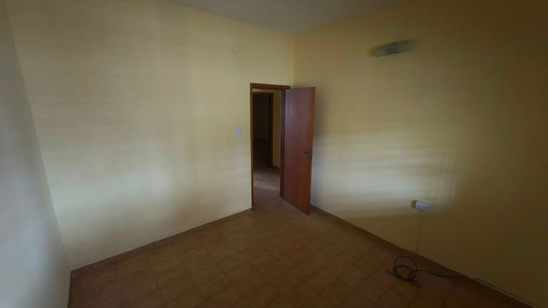ALQUILER CASA SOBRE AVENIDA LEANDRO ALEM foto 3