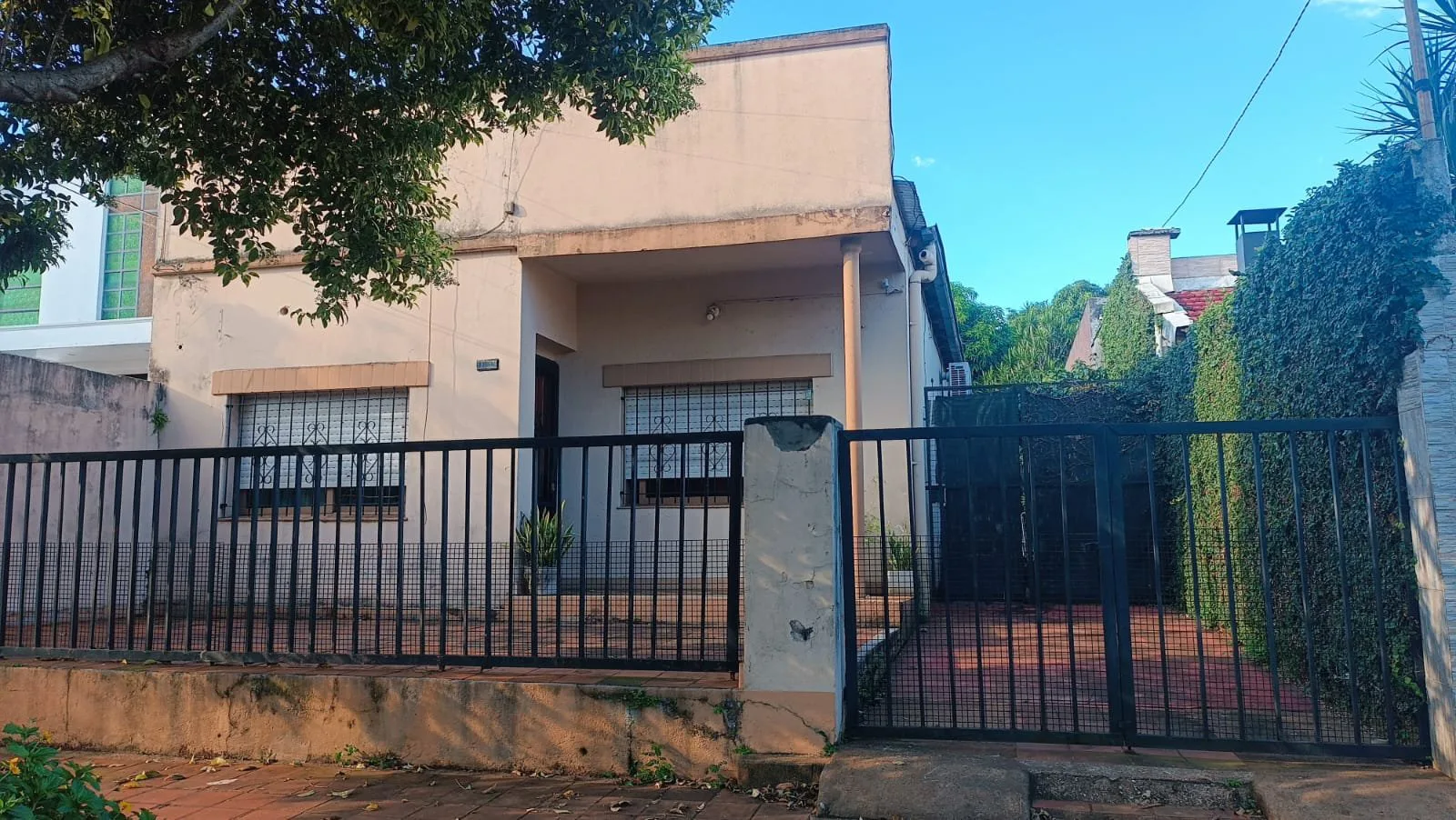 vendo o permuto Casa con amplio terreno en Barrio Residencial palomar foto 2