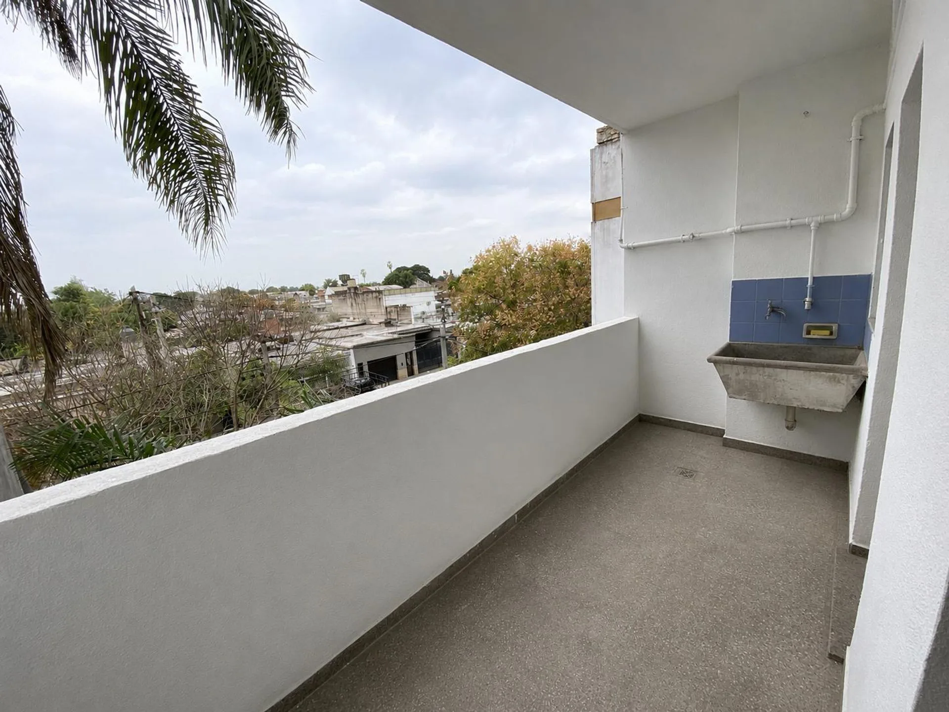VENTA DE DEPTO CON BALCON 3 DORM EN B° DIZA- SMT foto 2