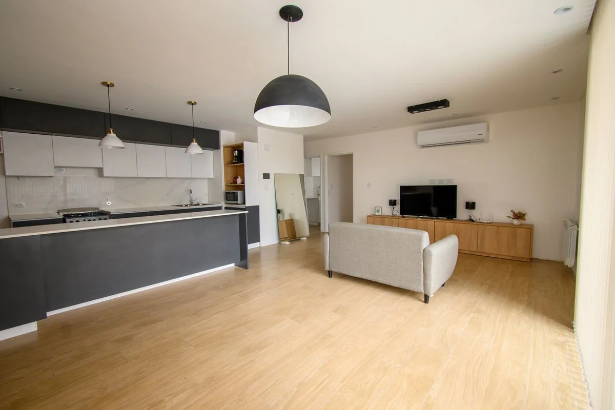 VENTA - PISO DE 3 DORMITORIOS CON COCHERA foto 2