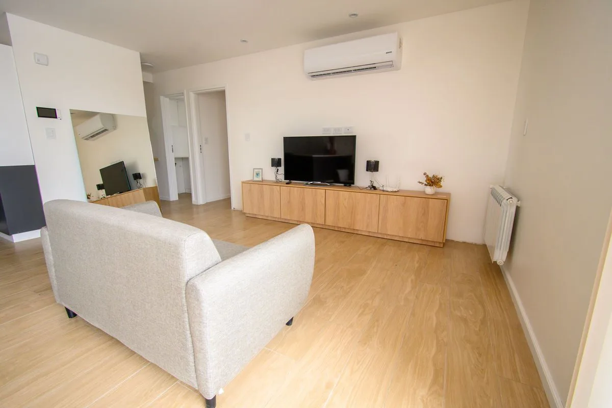 VENTA - PISO DE 3 DORMITORIOS CON COCHERA foto 3