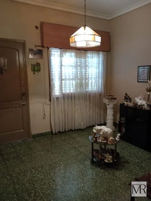 CASA AMPLIA 4 Ambientes + DEPARTAMENTO 2 Ambientes = Oportunidad unica EN MUY BUEN ESTADO!! foto 3