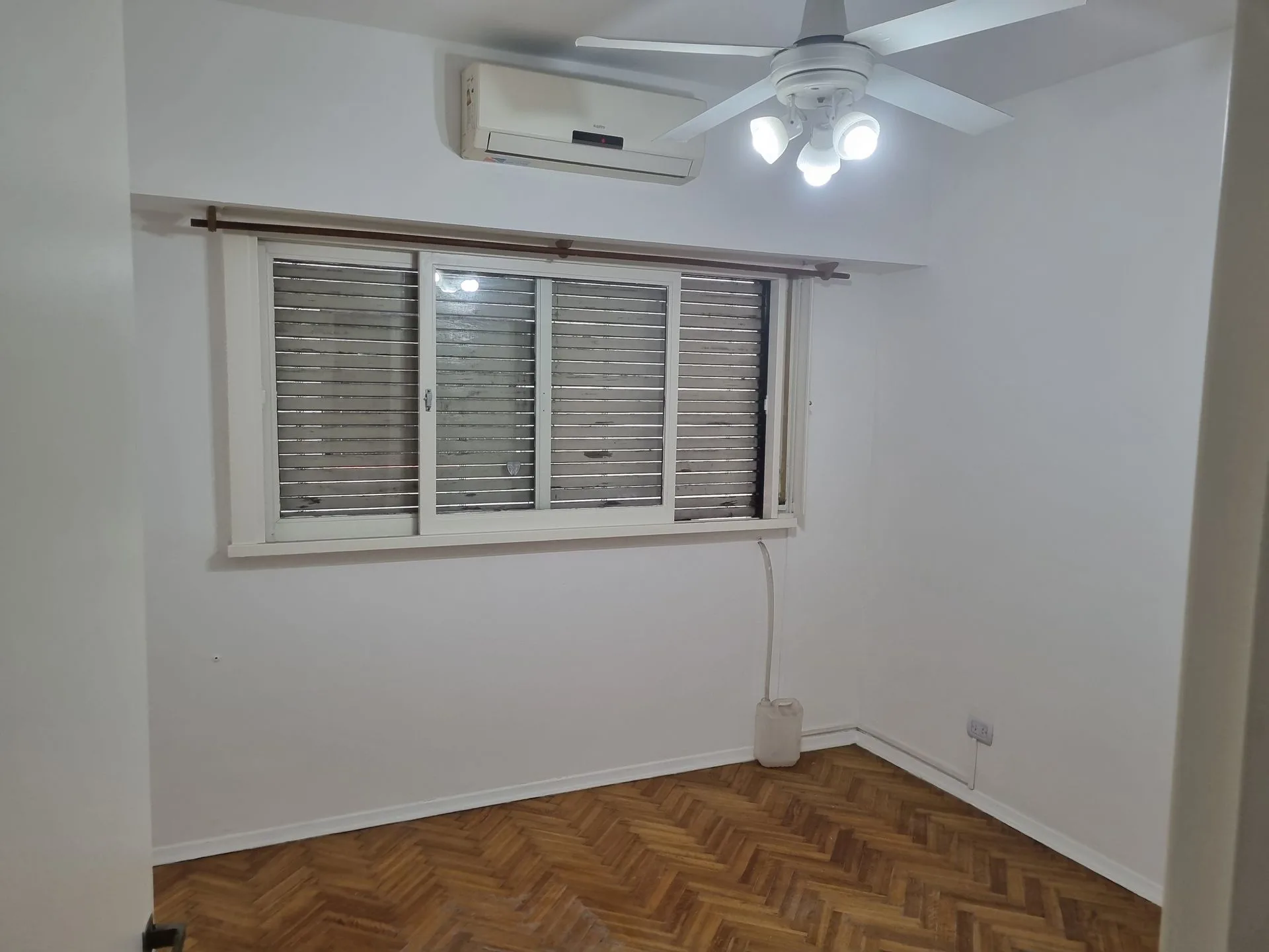 Venta Depto. 2 amb. interno V Luro buena ubicación foto 3