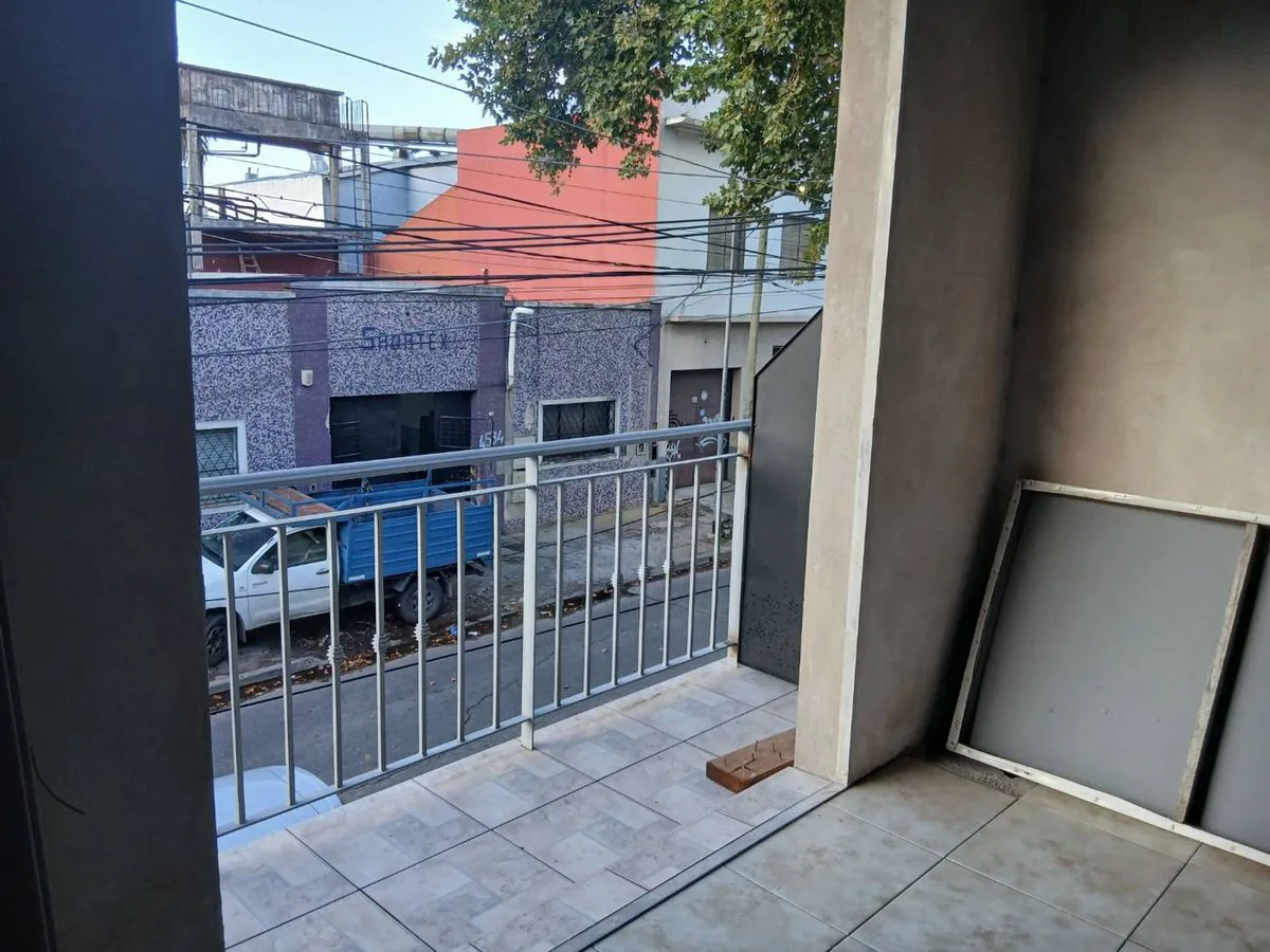Venta de monoambiente con balcón en Villa Lynch foto 3