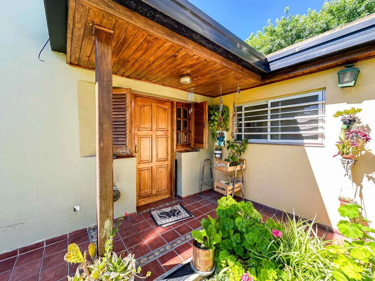 CASA 2 DORMITORIOS VENTA LA PLATA +PILETA+QUINCHO foto 2
