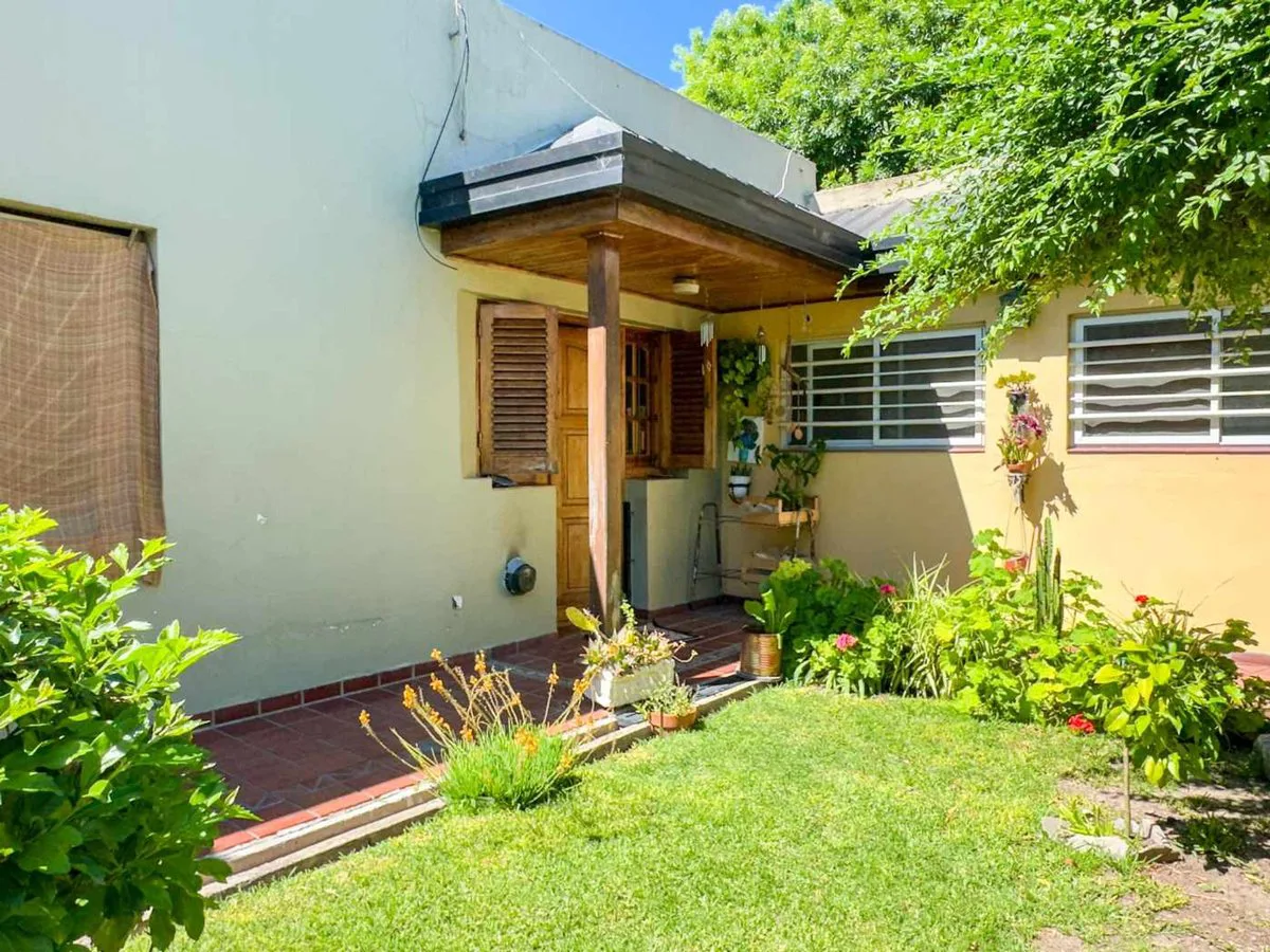 CASA 2 DORMITORIOS VENTA LA PLATA +PILETA+QUINCHO foto 3