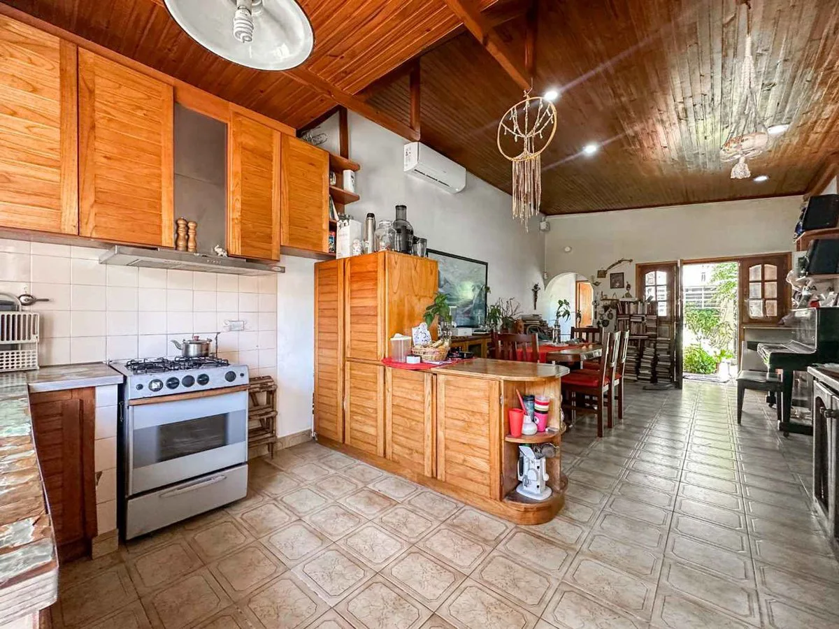 CASA 2 DORMITORIOS VENTA LA PLATA +PILETA+QUINCHO foto 5