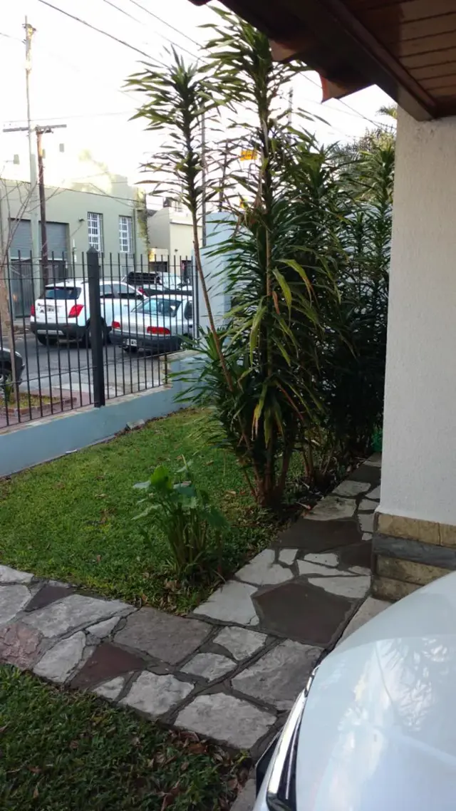 SE VENDE EXCELENTE PH DE 3 AMBIENTES AL FRENTE EN MARTINEZ CON PATIO Y COCHERA.