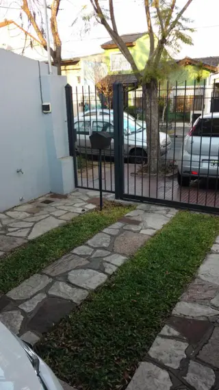 SE VENDE EXCELENTE PH DE 3 AMBIENTES AL FRENTE EN MARTINEZ CON PATIO Y COCHERA. foto 2