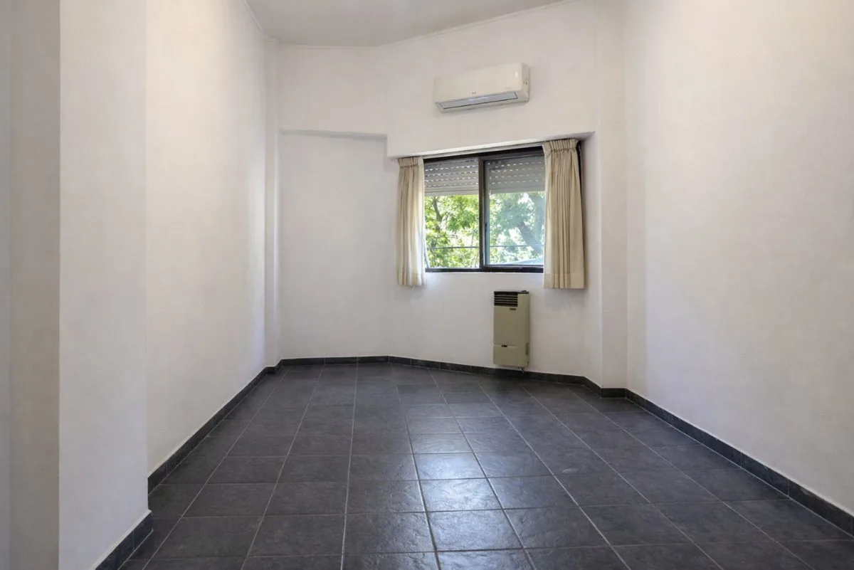 DEPARTAMENTO 1 DORMITORIO EN VENTA LA PLATA 10y62 foto 3