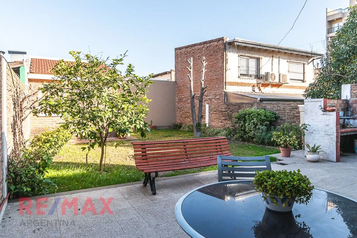 VENTA CASA 4 AMBIENTES CIUDADELA JARDIN COCHERA foto 2