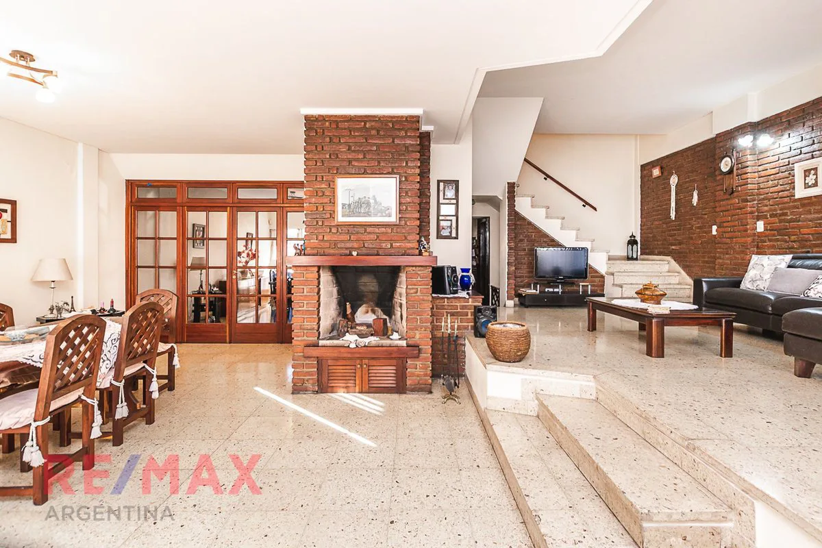 VENTA CASA 4 AMBIENTES CIUDADELA JARDIN COCHERA foto 4