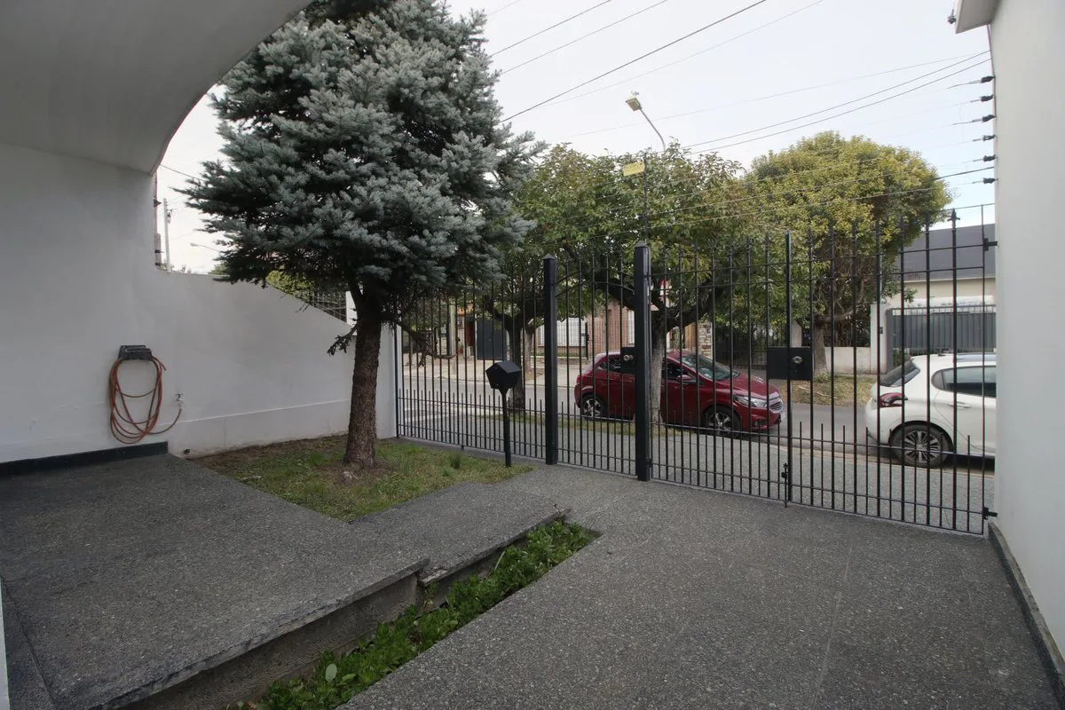VENTA CASA 4 AMBIENTES LOTE PROPIO RAMOS MEJIA foto 4