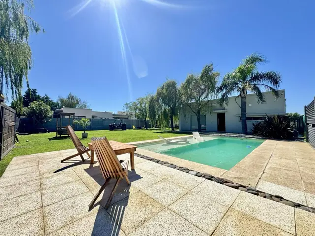 CASA EN VENTA DOS DORMITORIOS ROLDAN