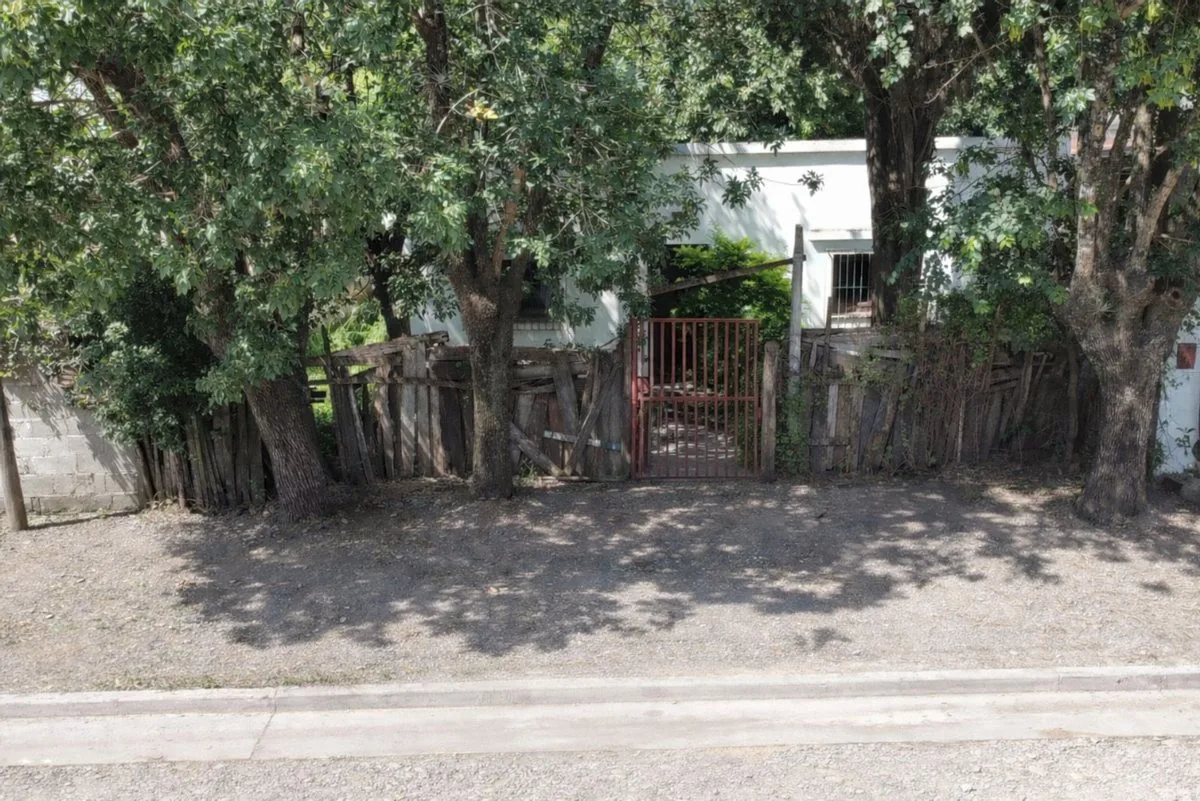 VENTA CASA METÁN: TERRENO CON CASA A REFACCIONAR foto 2