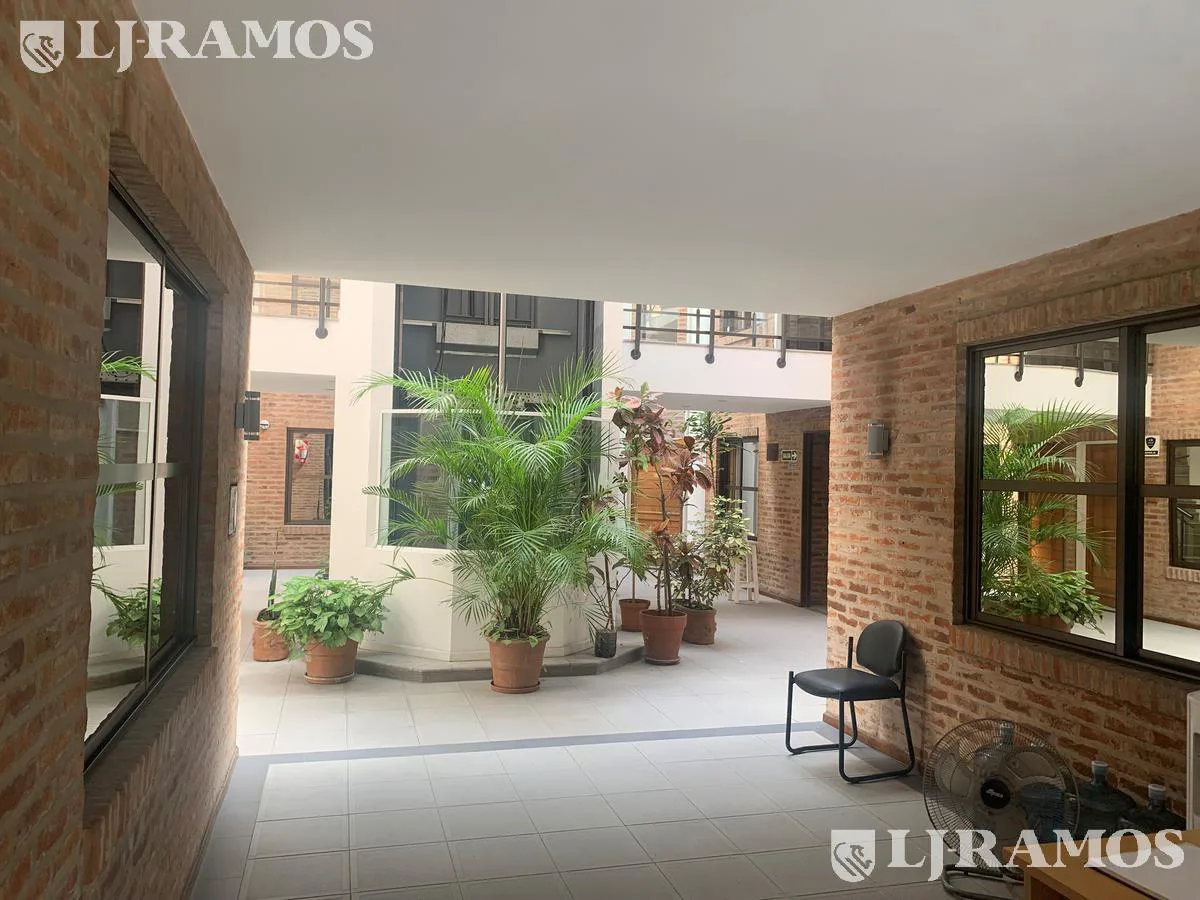 Alquiler de oficina de 200 m2 en San Isidro foto 2