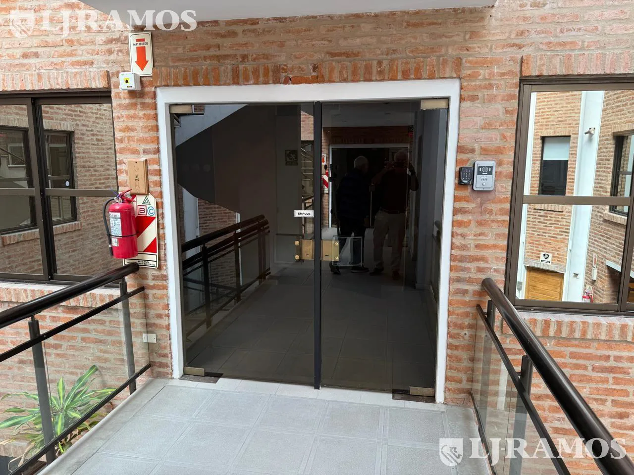 Alquiler de oficina de 200 m2 en San Isidro foto 3