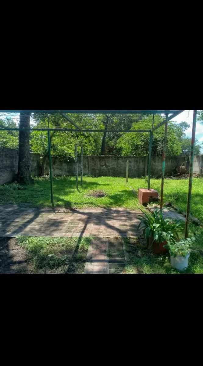 CASA CON GRAN TERRENO Y DEPOSITO A REFACCIONAR foto 2