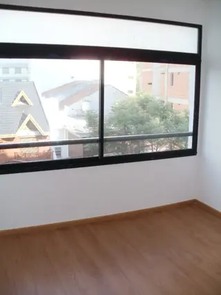 Excelente semipiso de 3 amb. con cochera foto 4