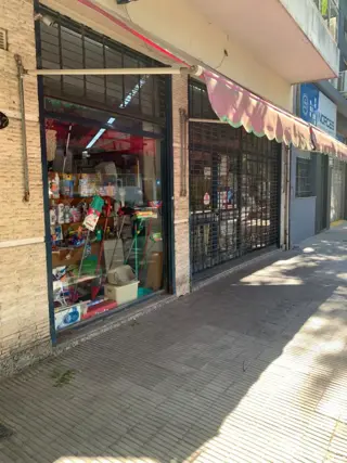 URQUIZA / CAFERATA - Local de 200m2 con frente vidriado y persiana de enrollar. foto 1
