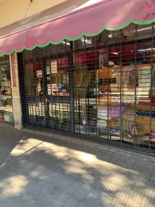 URQUIZA / CAFERATA - Local de 200m2 con frente vidriado y persiana de enrollar. foto 2
