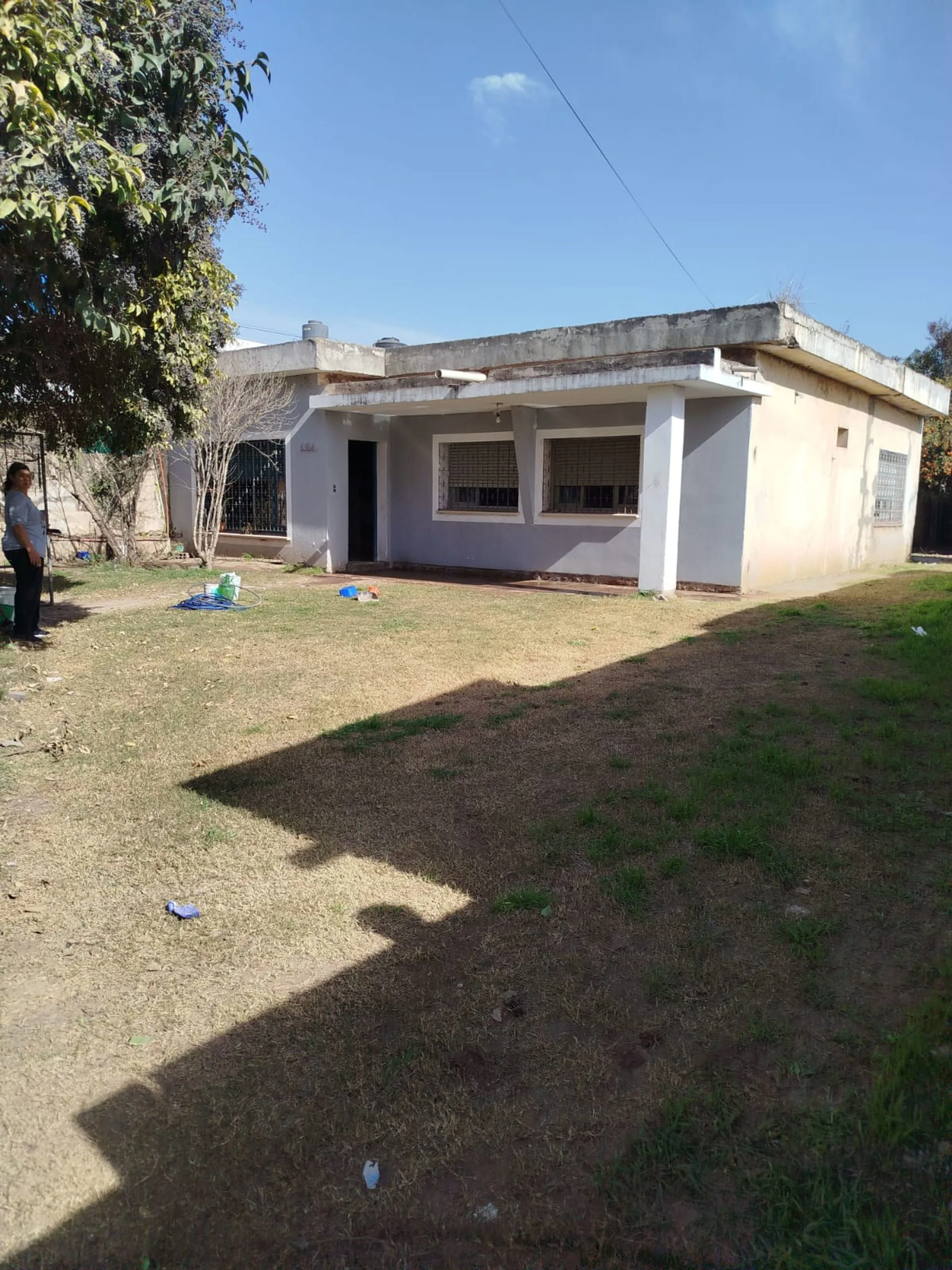 Venta casa a refaccionar sobre Av. Velez Sarfield foto 2