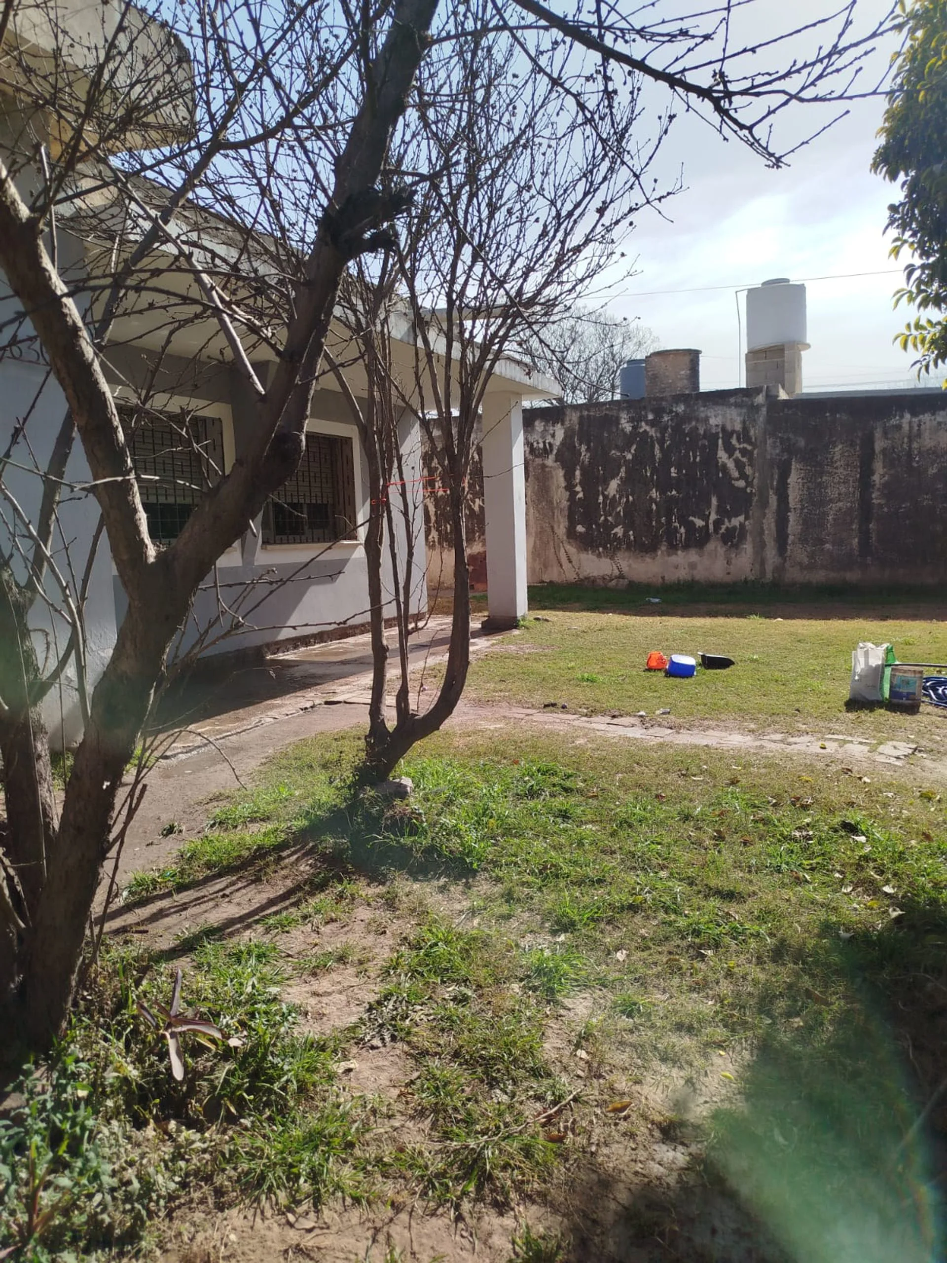 Venta casa a refaccionar sobre Av. Velez Sarfield foto 3