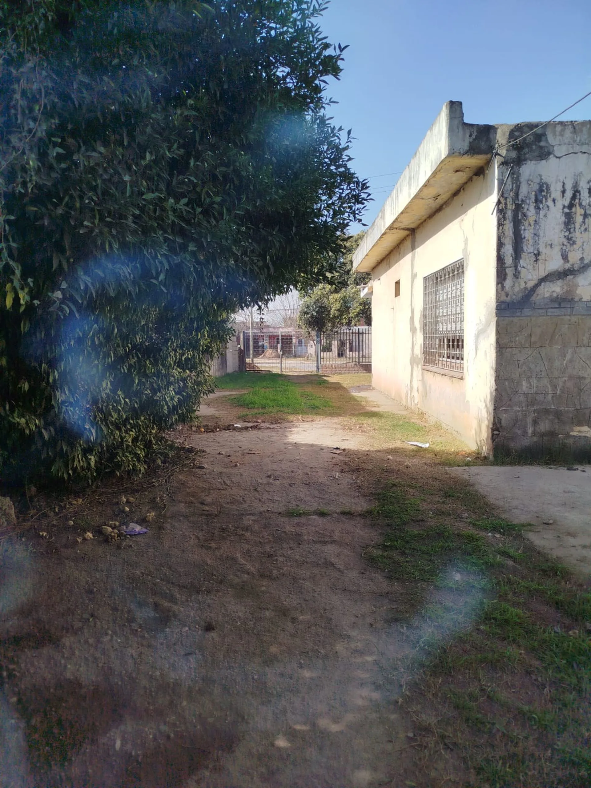 Venta casa a refaccionar sobre Av. Velez Sarfield foto 4