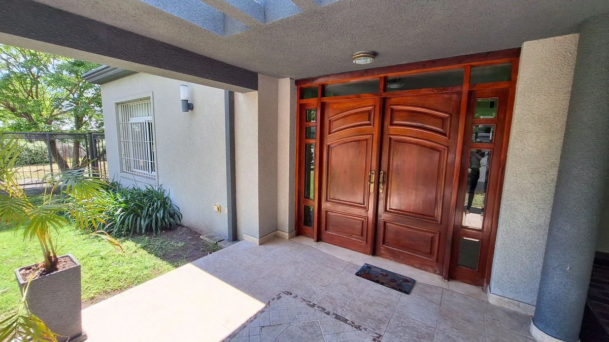 Hermosa gran casa con pileta en zona norte, Paraná foto 4