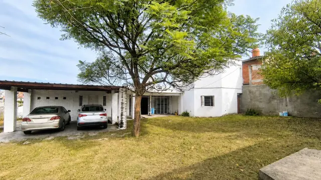 SE VENDE AMPLIA CASA 3 DORMITORIOS EN SAN iGNACIO