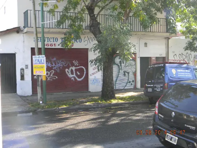Local 7 .50 x 5.70 Mts. y Vivienda 3 Ambientes. Resta Fondo 10 x 10 A 2 y 1/2 cuadras de Estac.