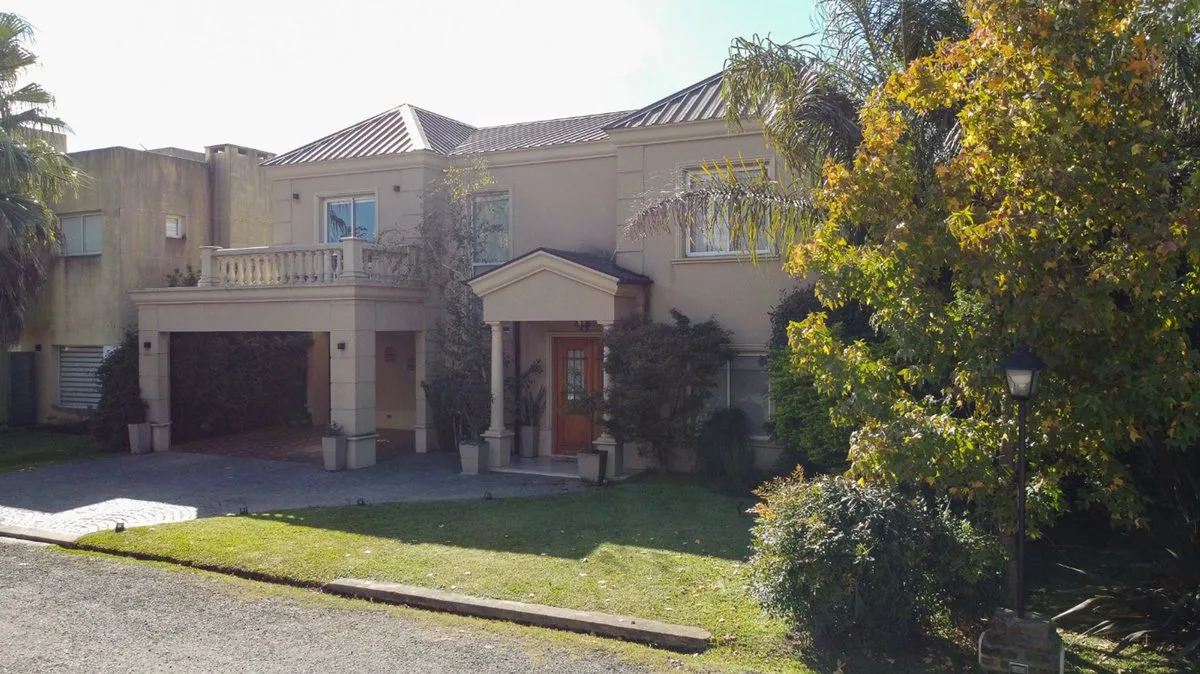 VENTA CASA DE 6 AMB, EN SAN MIGUEL, BARRIO CERRADO foto 3