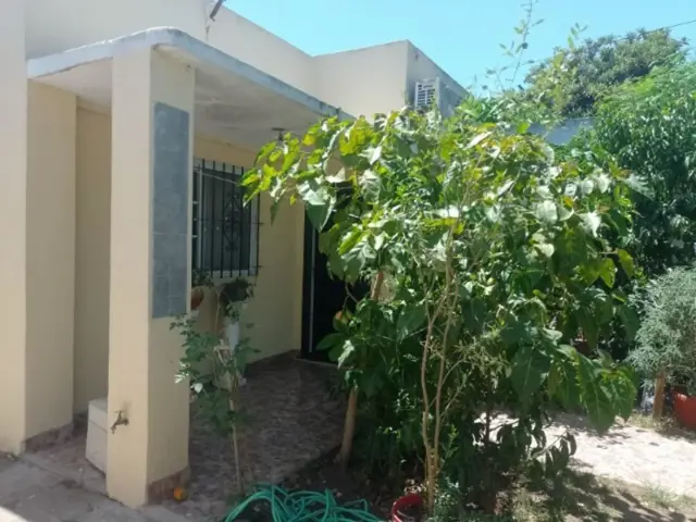 CASA CON 2 DORMITORIOS - COCINA - COMEDOR - BAÑO - JARDIN - LAVADERO -ENTRADA DE AUTO - PATIO - UN DEPARTAMENTO AL FONDO : 1 DORMOTORIO - COCINA COME